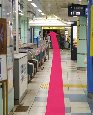 大江戸線六本木駅改札 2